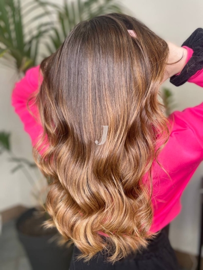 Foto di donna con capelli lunghi biondo scuro dorato