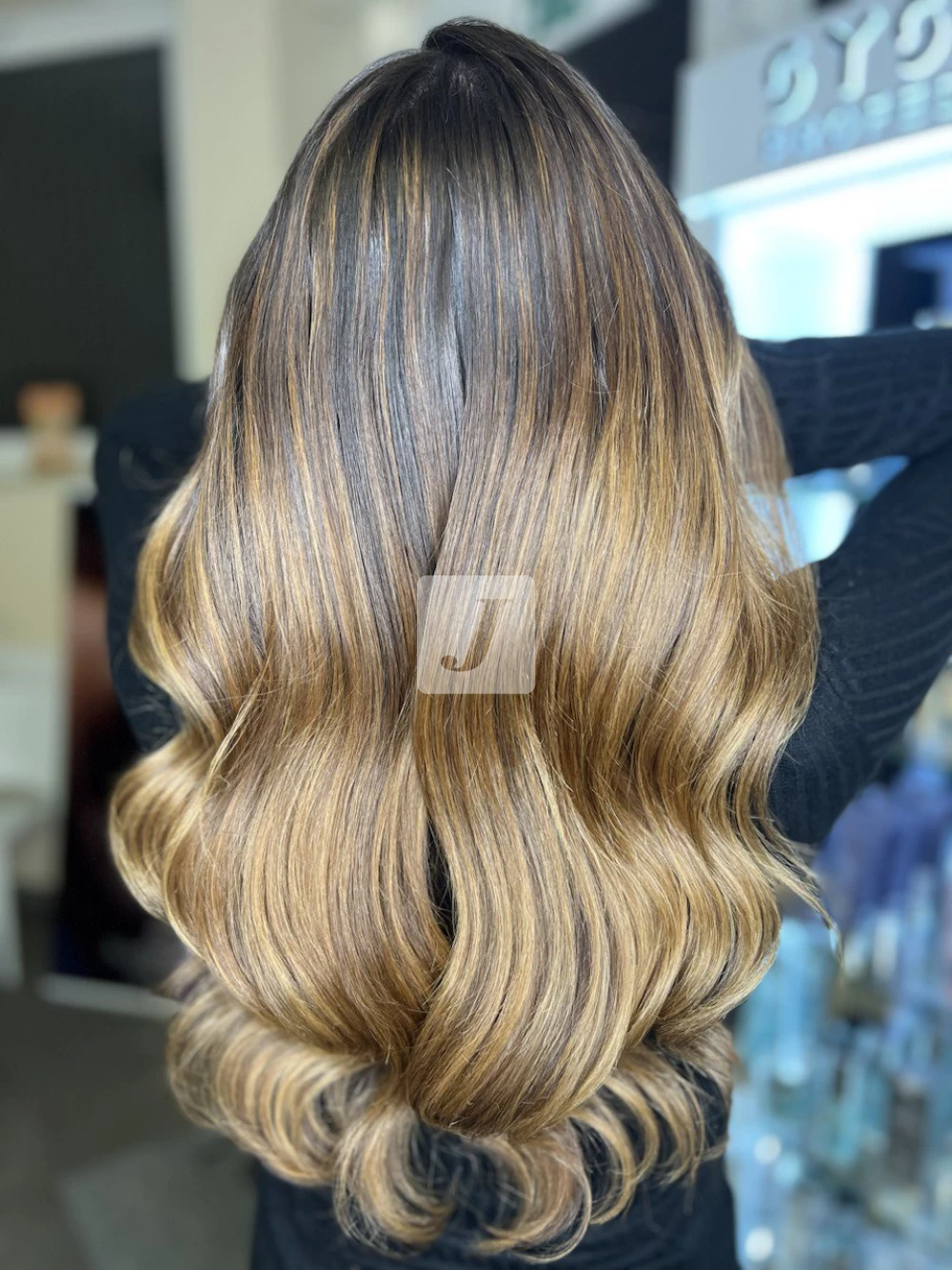 Foto di donna con capelli lunghi biondo scuro dorato