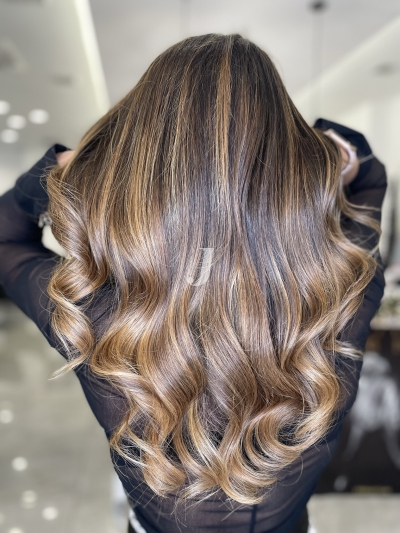 Foto di donna con capelli lunghi biondo scuro dorato