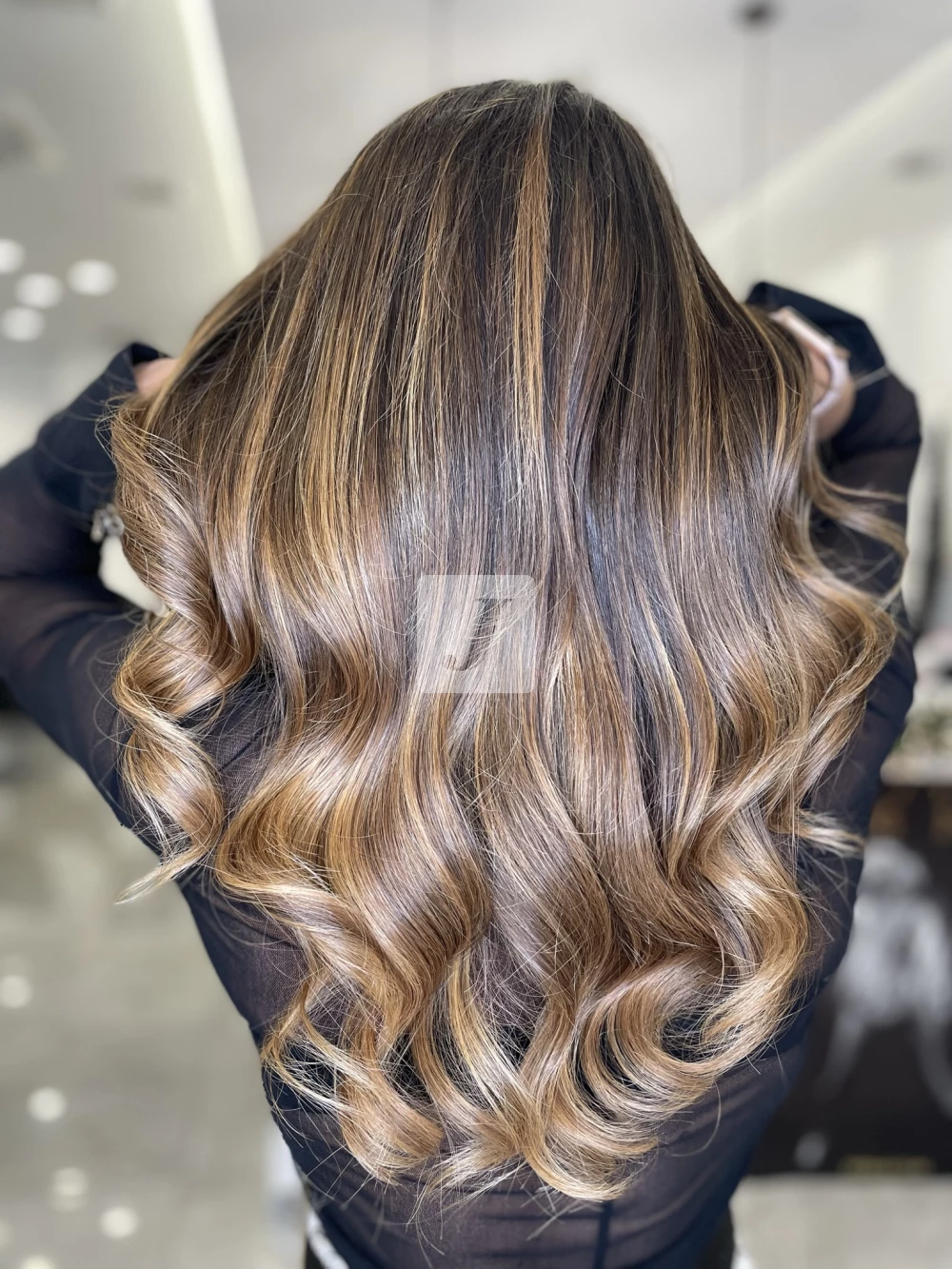 Foto di donna con capelli lunghi biondo scuro dorato