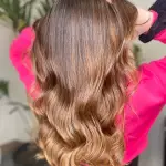 Foto di donna con capelli lunghi biondo scuro dorato