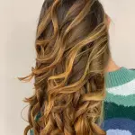 Foto di donna con capelli lunghi biondo scuro dorato