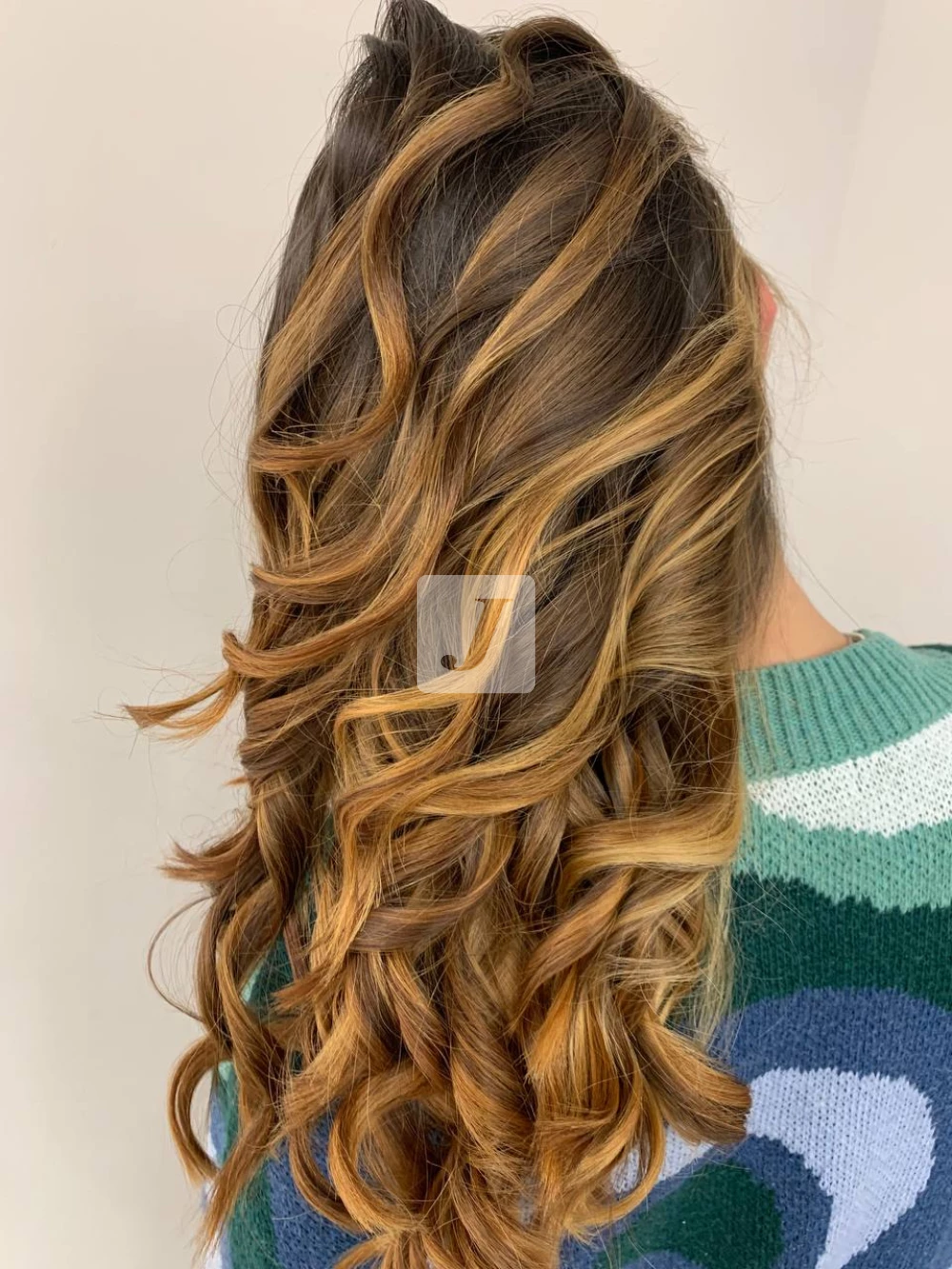 Foto di donna con capelli lunghi biondo scuro dorato