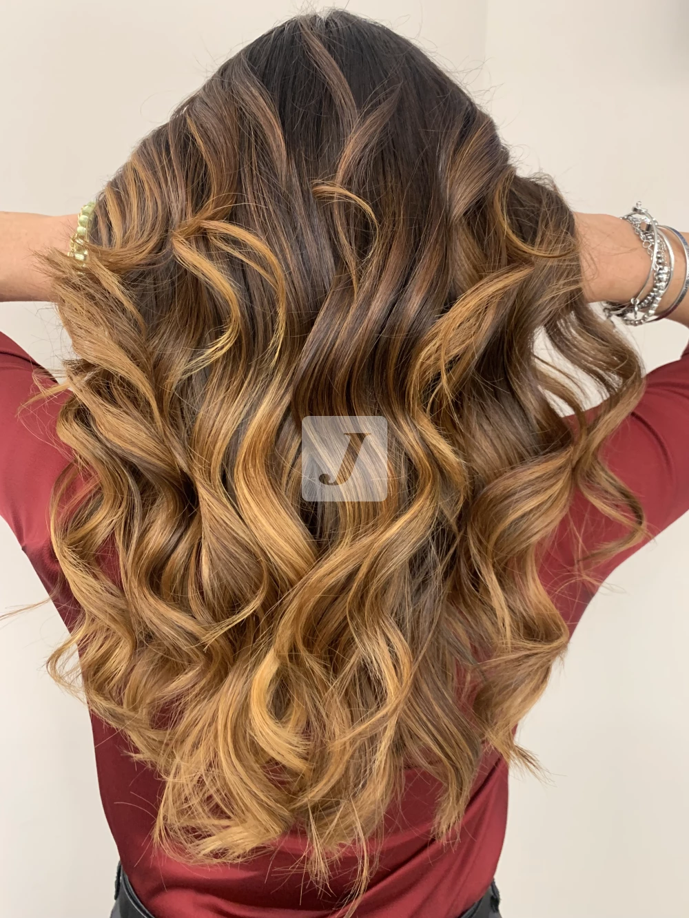 Foto di donna con capelli lunghi biondo scuro dorato