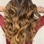 Foto di donna con capelli lunghi biondo scuro dorato