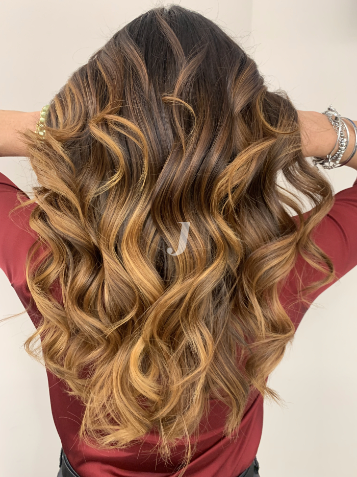 Foto di donna con capelli lunghi biondo scuro dorato