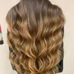 Foto di donna con capelli lunghi biondo scuro dorato