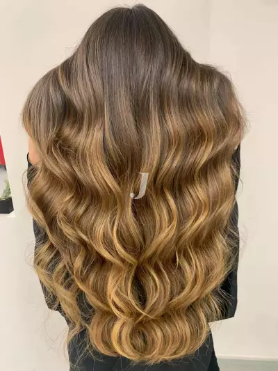 Foto di donna con capelli lunghi biondo scuro dorato