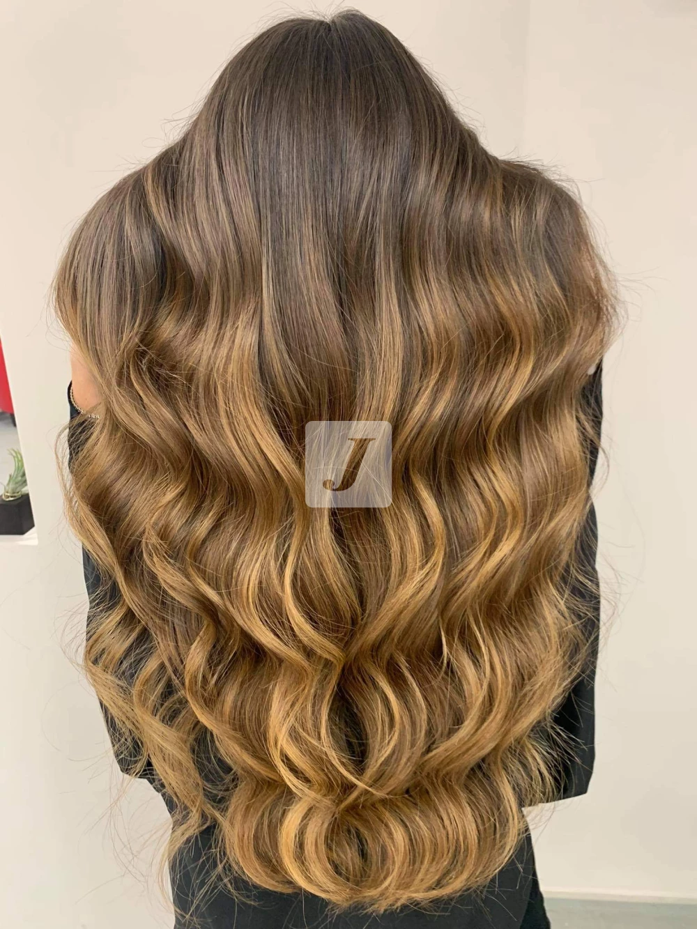 Foto di donna con capelli lunghi biondo scuro dorato