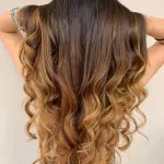 Foto di donna con capelli lunghi biondo scuro dorato