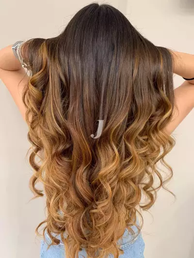 Foto di donna con capelli lunghi biondo scuro dorato