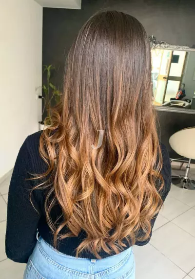 Foto di donna con capelli lunghi biondo scuro dorato