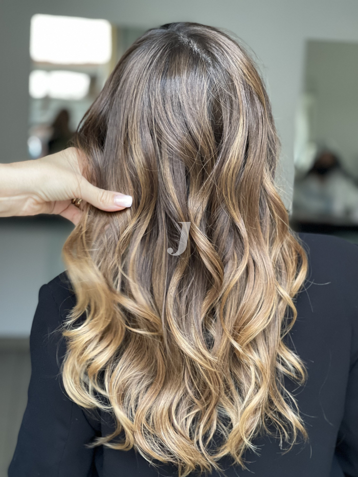 Foto di donna con capelli lunghi biondo scuro dorato