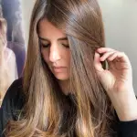 Foto di donna con capelli lunghi biondo scuro dorato