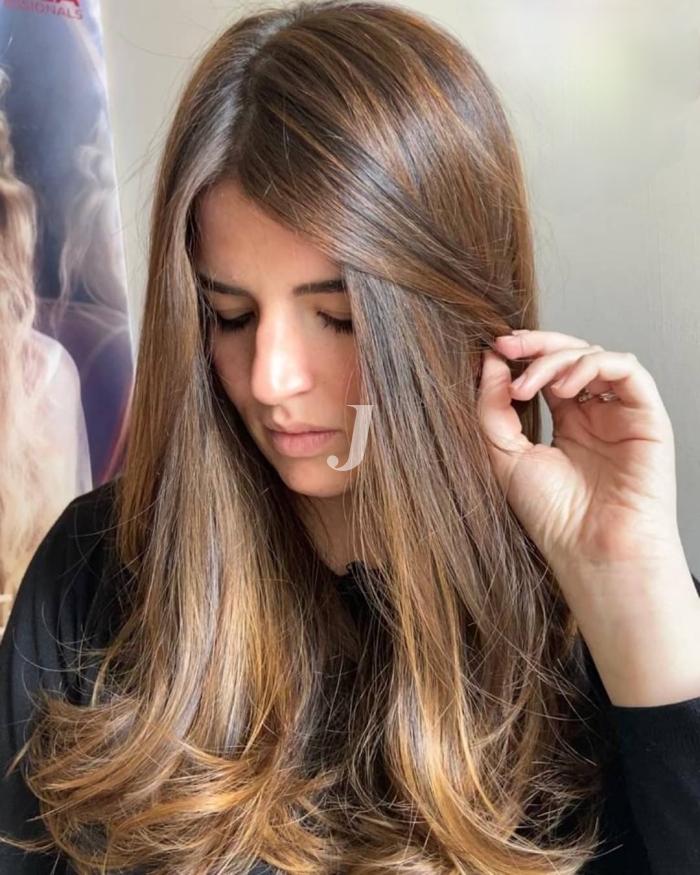 Foto di donna con capelli lunghi biondo scuro dorato