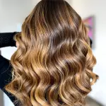 Foto di donna con capelli lunghi biondo scuro dorato