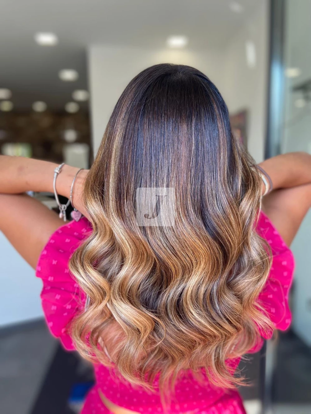 Foto di donna con capelli lunghi biondo scuro dorato