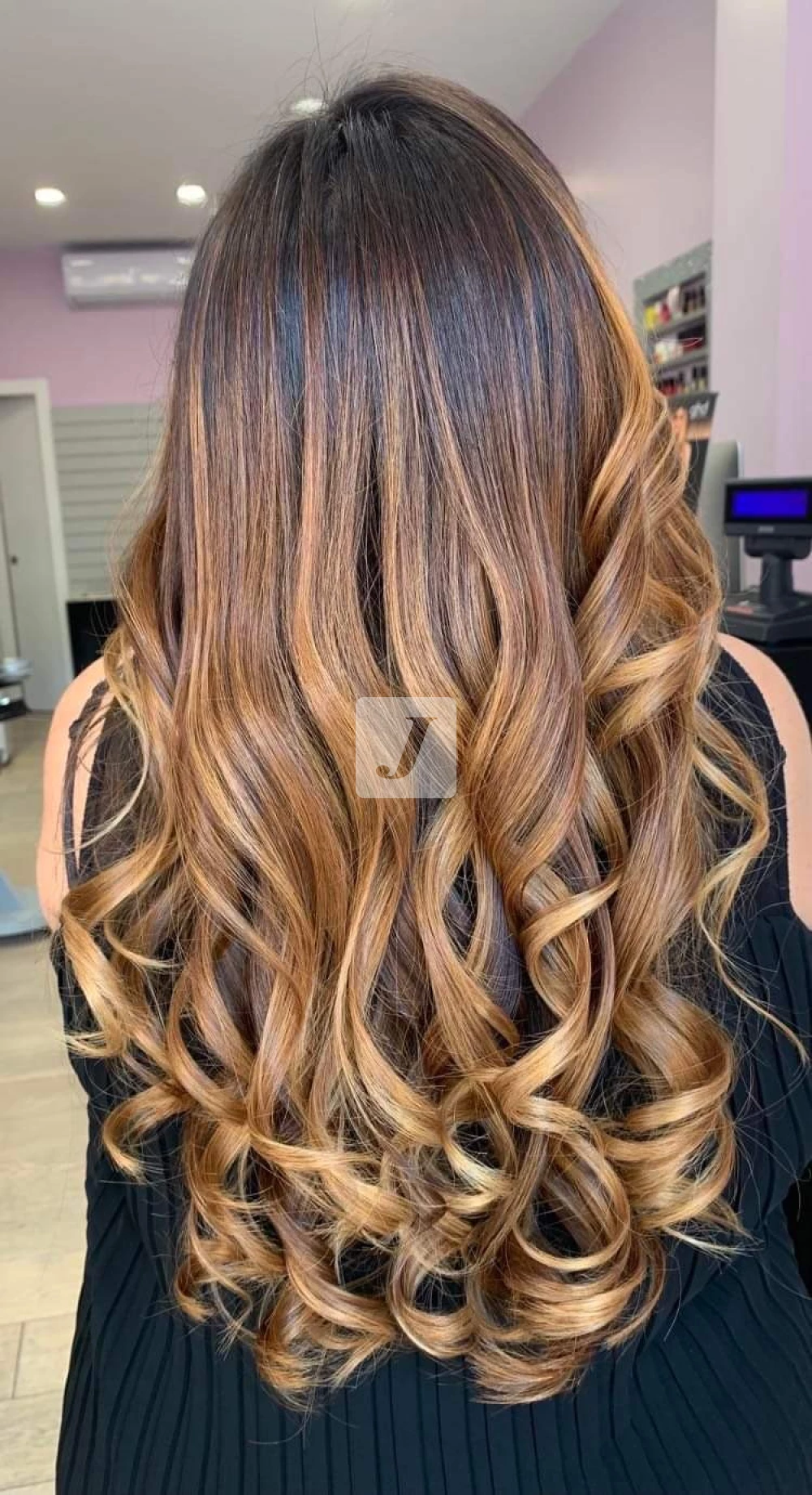 Foto di donna con capelli lunghi biondo scuro dorato