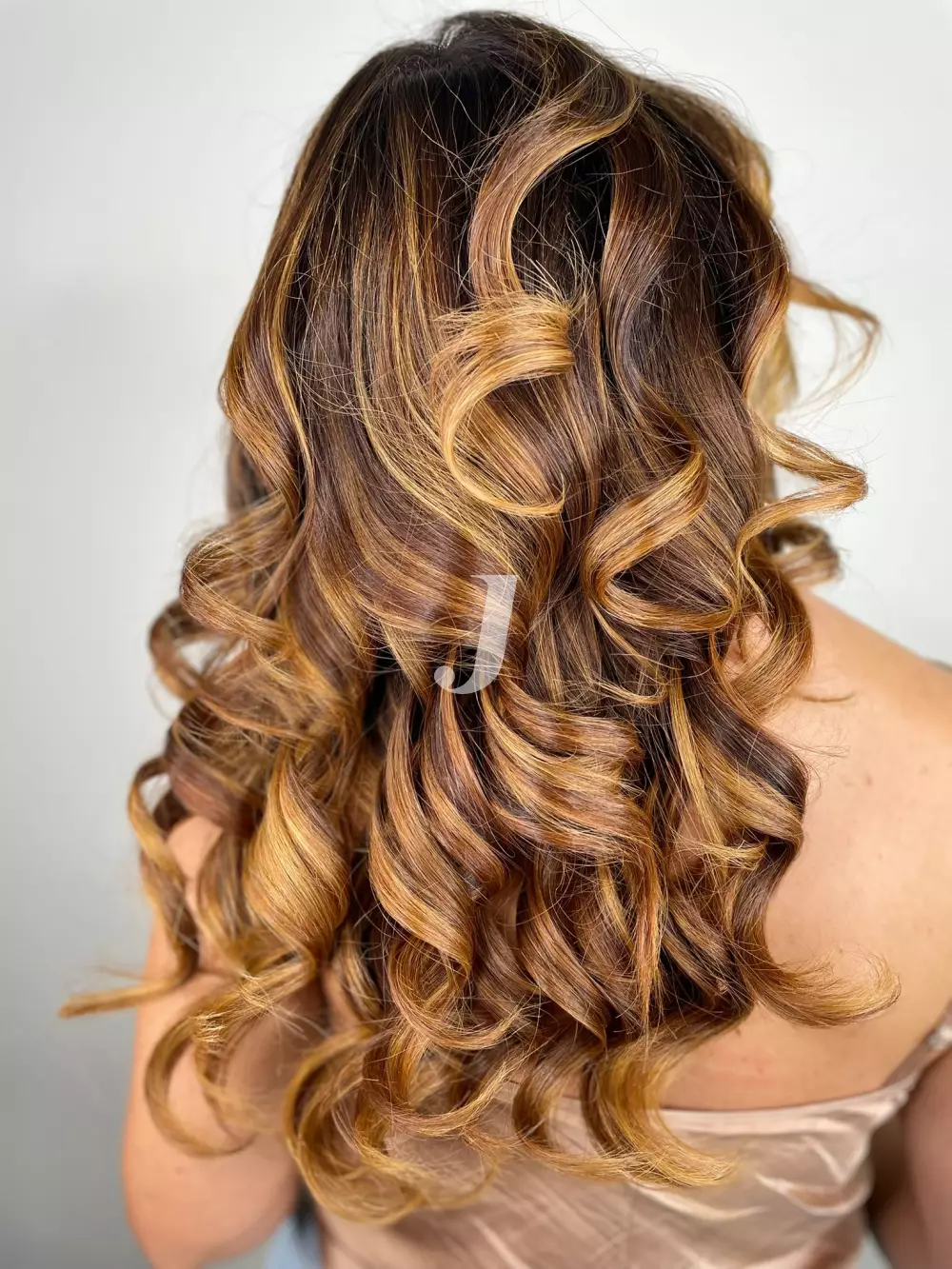 Foto di donna con capelli lunghi biondo scuro dorato