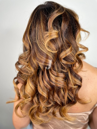 Foto di donna con capelli lunghi biondo scuro dorato