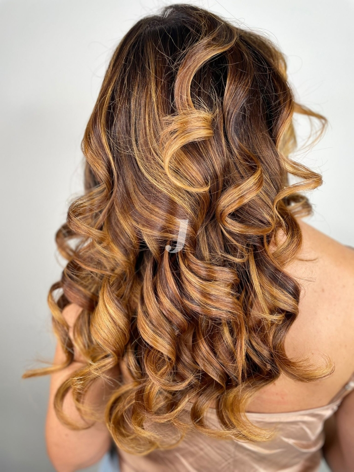 Foto di donna con capelli lunghi biondo scuro dorato