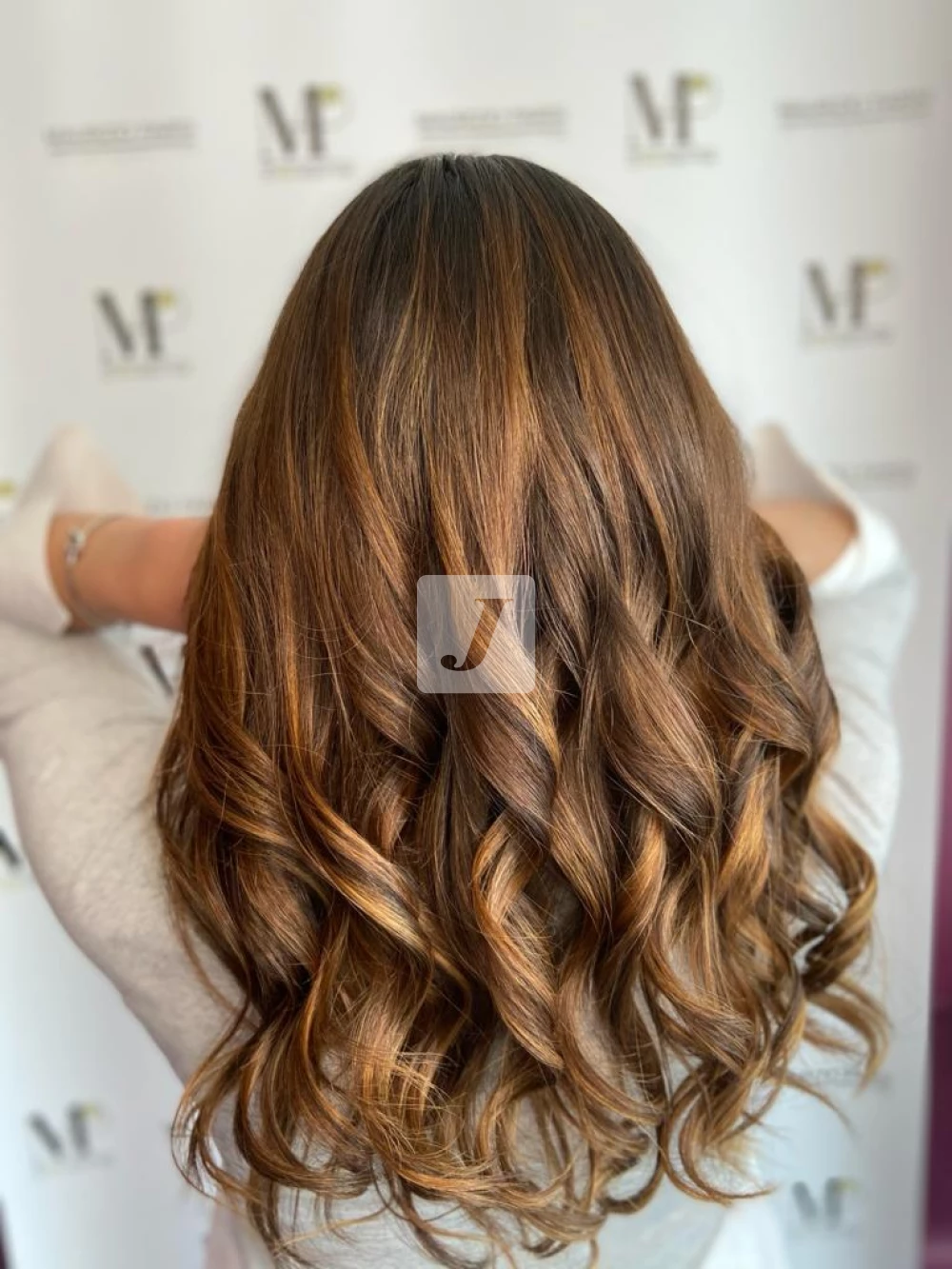 Foto di donna con capelli lunghi biondo scuro dorato