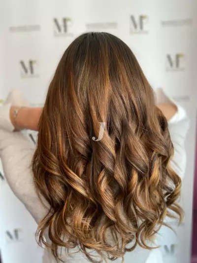 Foto di donna con capelli lunghi biondo scuro dorato