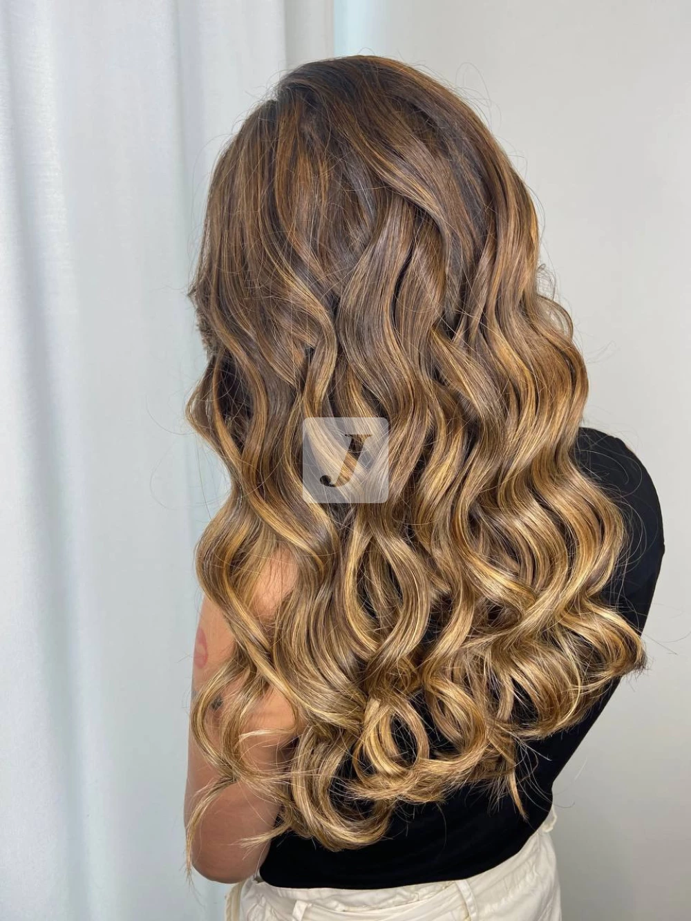 Foto di donna con capelli lunghi biondo scuro dorato