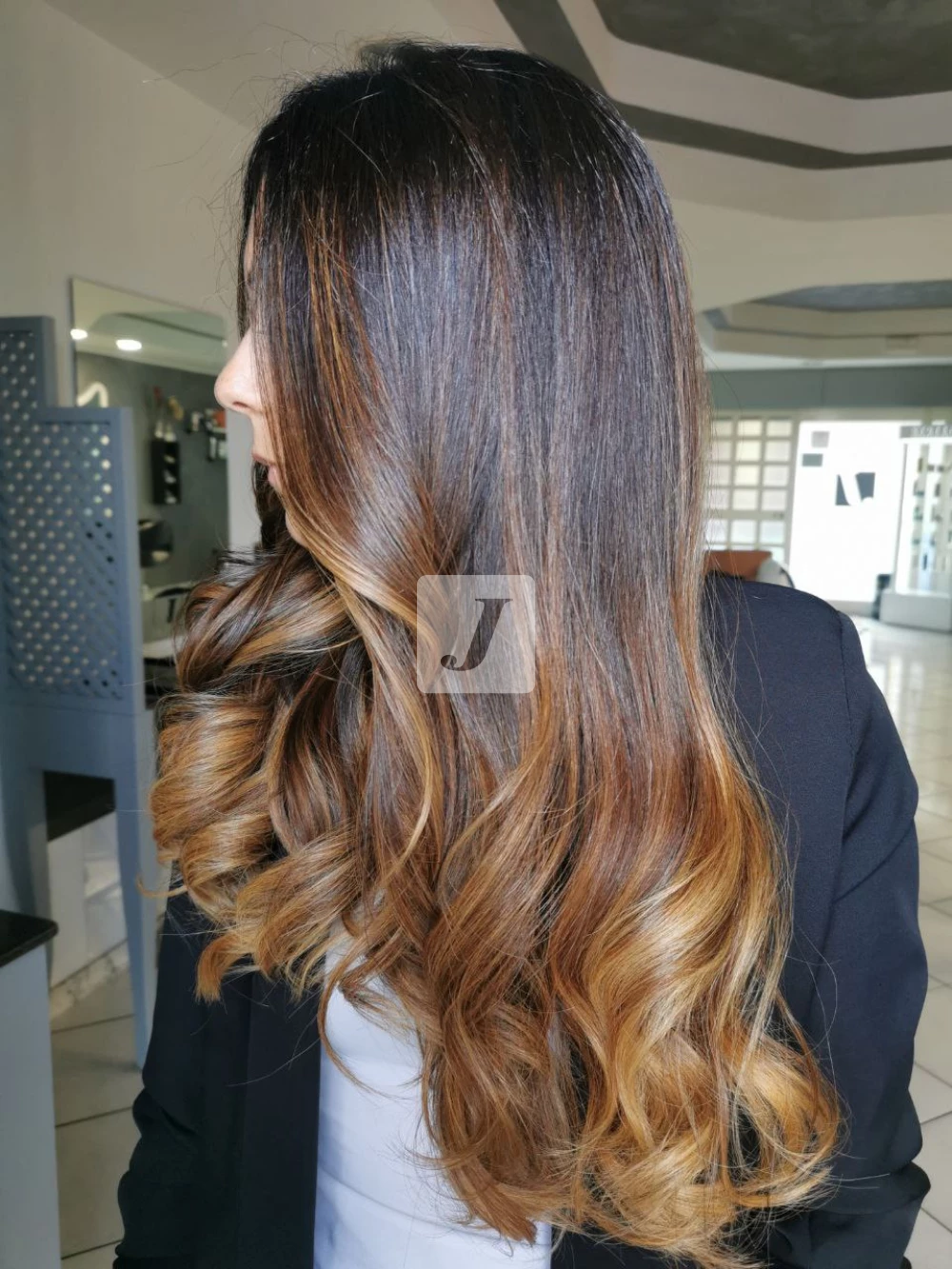 Foto di donna con capelli lunghi biondo scuro dorato