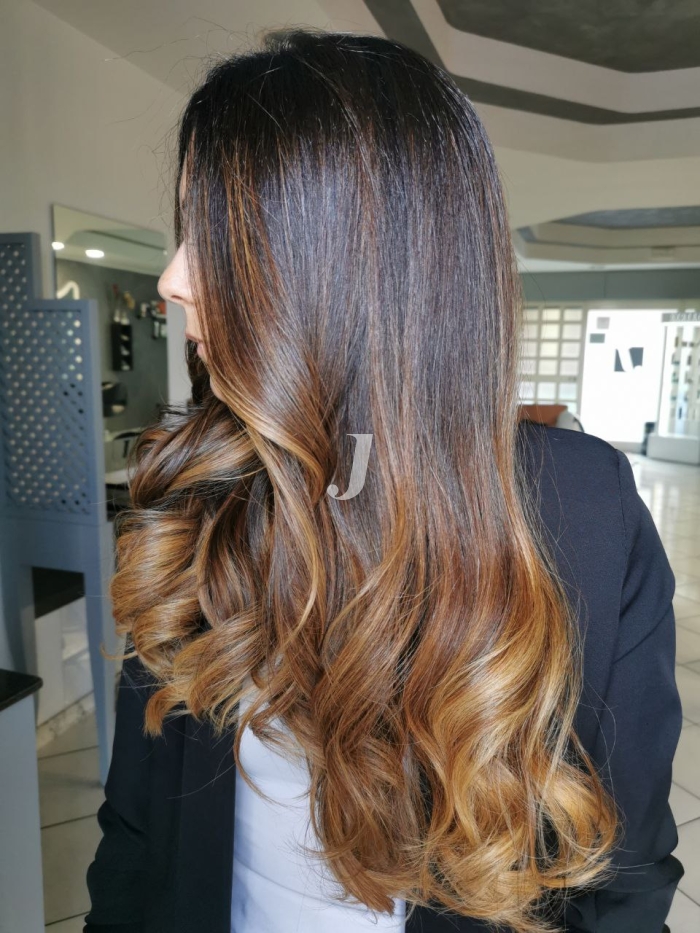 Foto di donna con capelli lunghi biondo scuro dorato