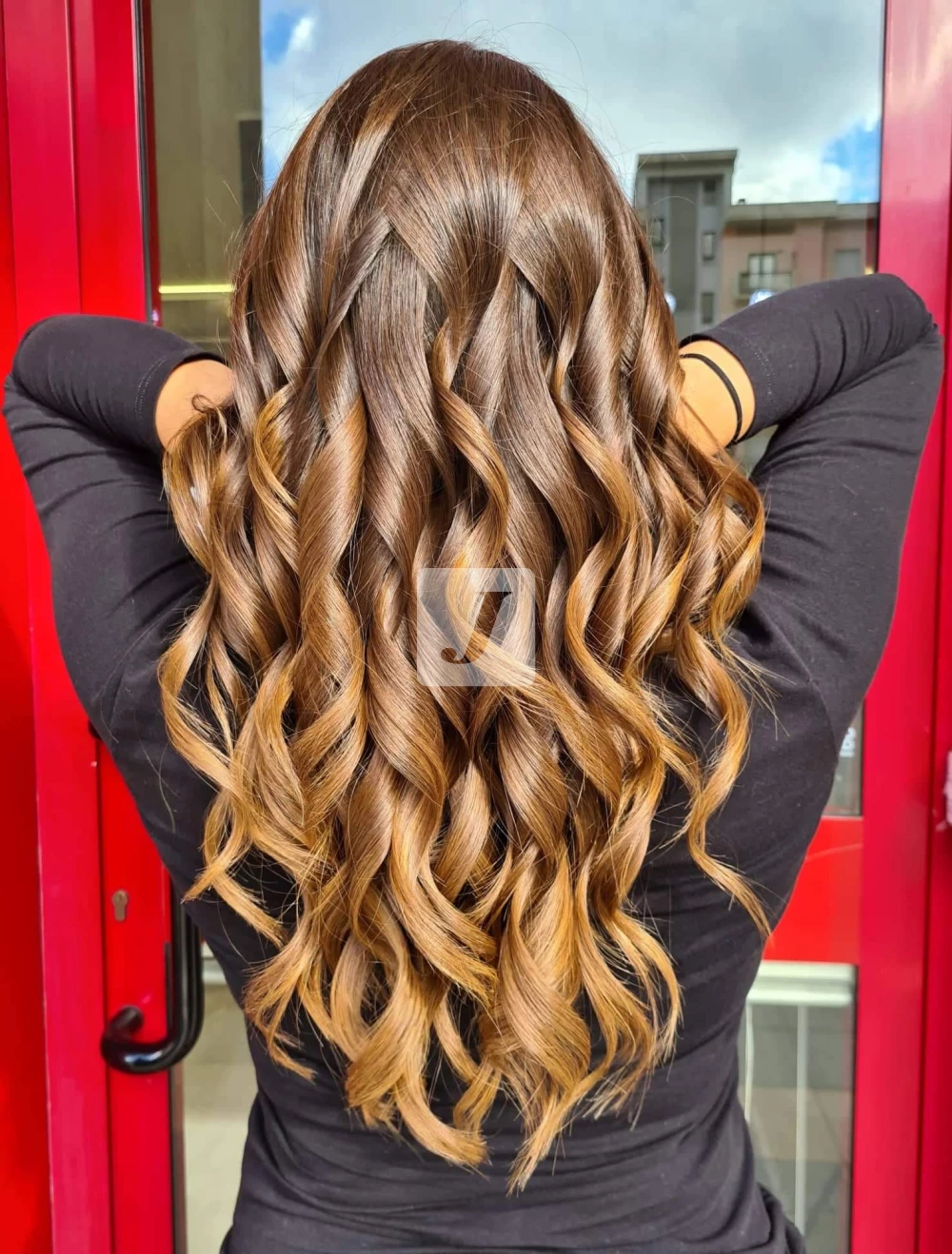 Foto di donna con capelli lunghi biondo scuro dorato