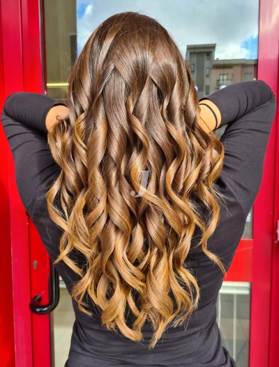 Foto di donna con capelli lunghi biondo scuro dorato