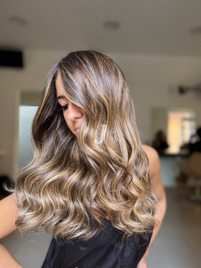 Foto di donna con capelli lunghi biondo scuro dorato