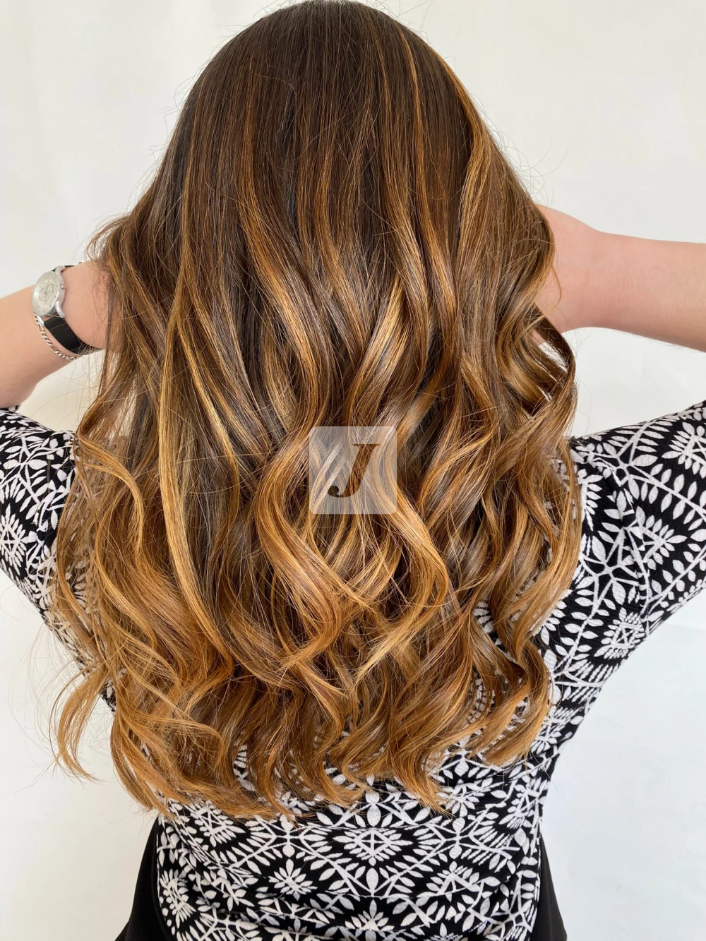Foto di donna con capelli lunghi biondo scuro dorato
