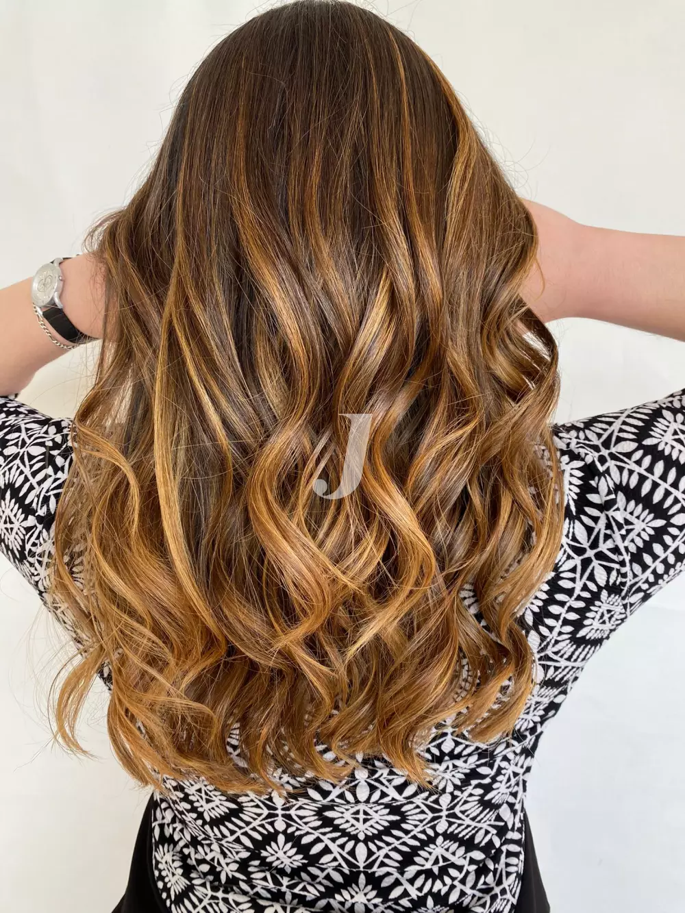 Foto di donna con capelli lunghi biondo scuro dorato