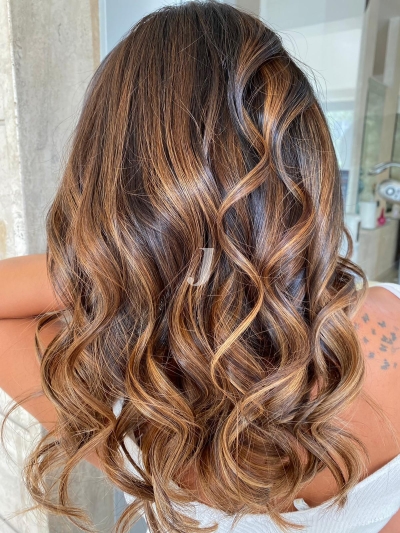 Foto di donna con capelli lunghi biondo scuro dorato