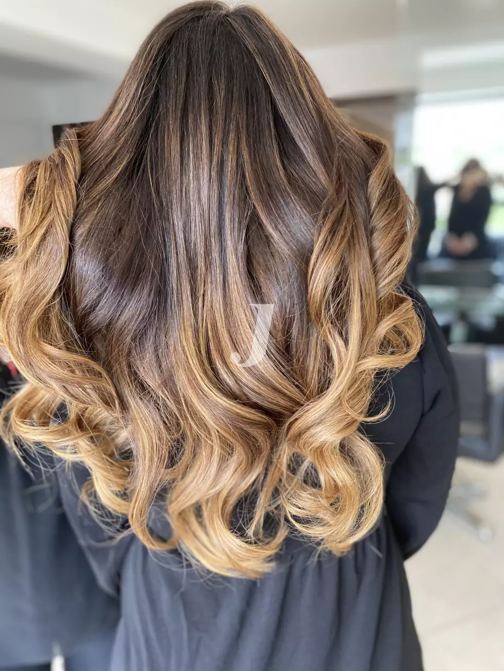 Foto di donna con capelli lunghi biondo scuro dorato