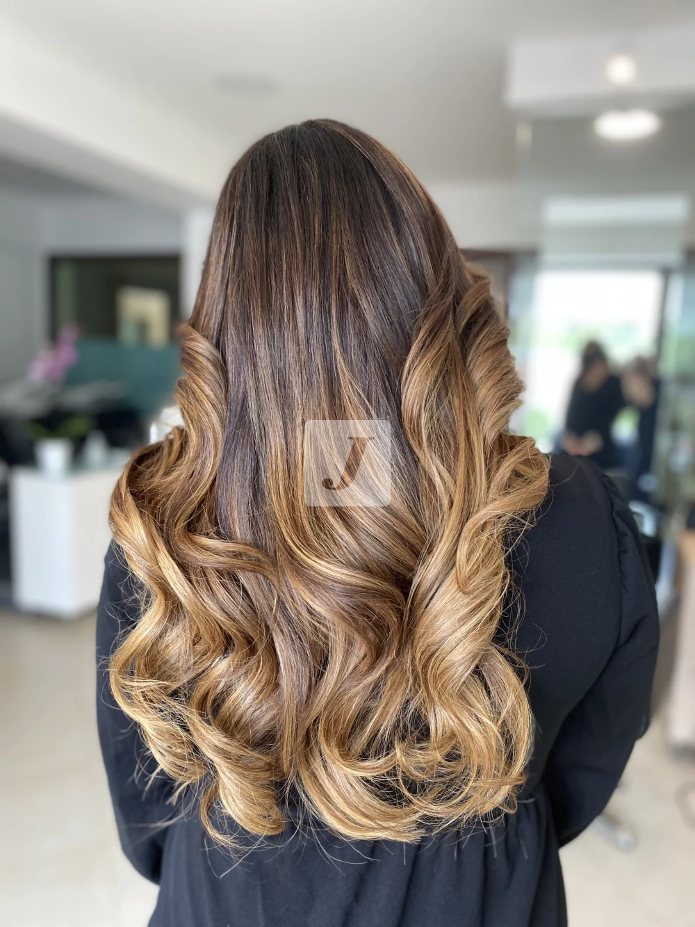 Foto di donna con capelli lunghi biondo scuro dorato