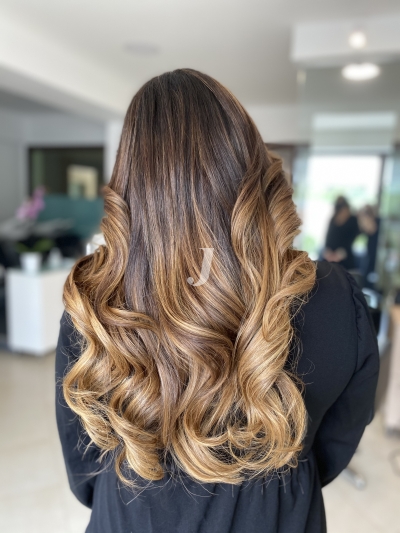 Foto di donna con capelli lunghi biondo scuro dorato