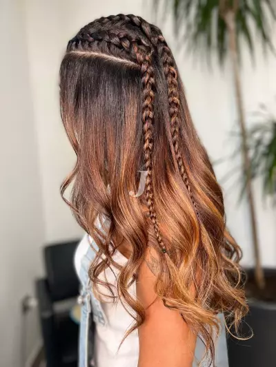 Foto di donna con capelli lunghi biondo scuro dorato