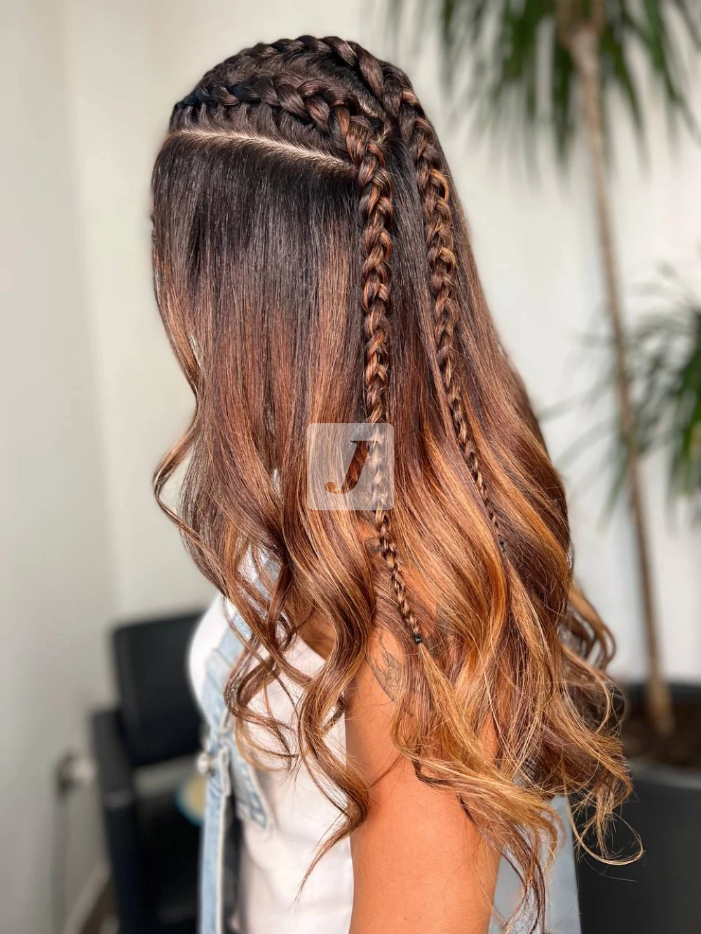 Foto di donna con capelli lunghi biondo scuro dorato