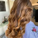 Foto di donna con capelli lunghi biondo scuro dorato