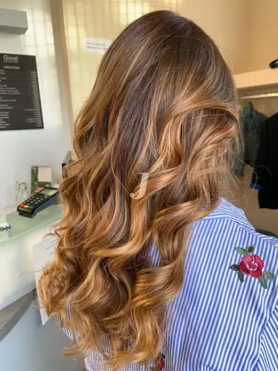 Foto di donna con capelli lunghi biondo scuro dorato