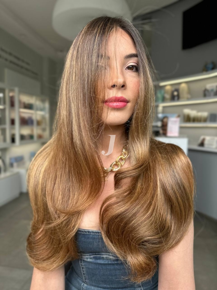 Foto di donna con capelli lunghi biondo scuro sabbia