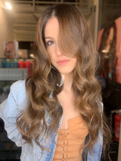 Foto di donna con capelli lunghi biondo scuro sabbia