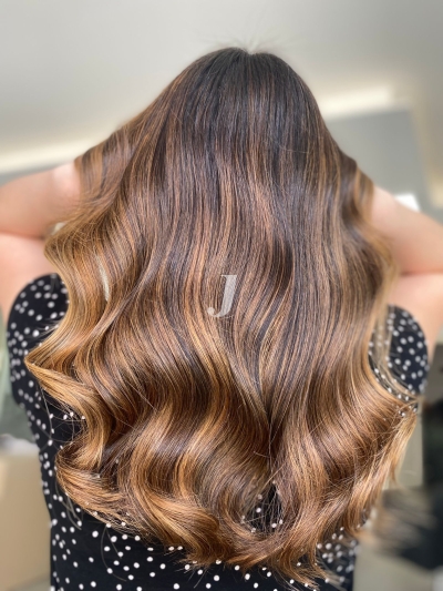 Foto di donna con capelli lunghi biondo scuro sabbia