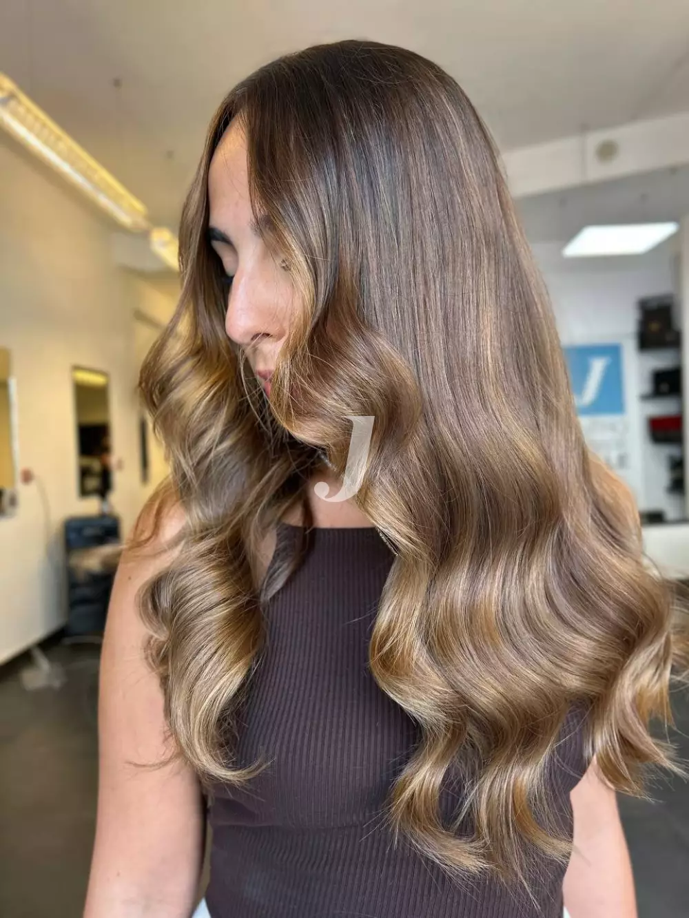 Foto di donna con capelli lunghi biondo scuro sabbia