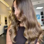 Foto di donna con capelli lunghi biondo scuro sabbia