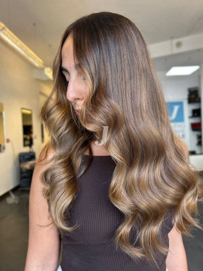 Foto di donna con capelli lunghi biondo scuro sabbia