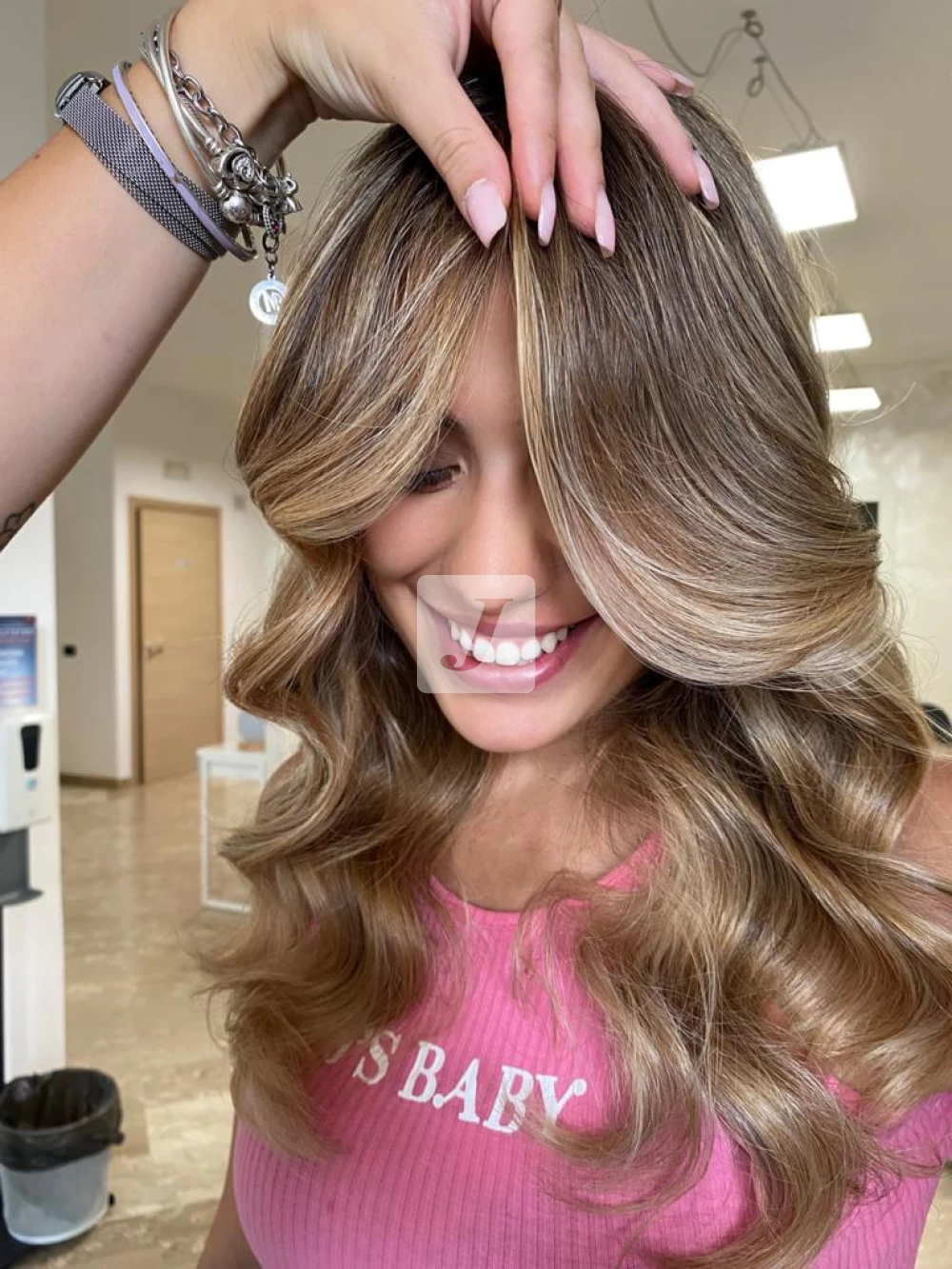 Foto di donna con capelli lunghi biondo scuro sabbia